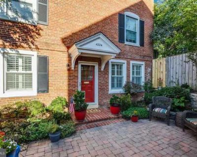 Stunning 1Br, 1Ba Condo with Private Entrance Private, Landscaped Patio!. Trendy yet elegant, Arlington is an exciting beauty in all four seasons. In unit laundry Patio / balcony Granite counters Hardwood floors Dishwasher Pet friendly Unit Amenities dishwasher granite counters hardwood floors in unit laundry patio / balcony refrigerator recently renovated Property Amenities dogs allowed pet fr...