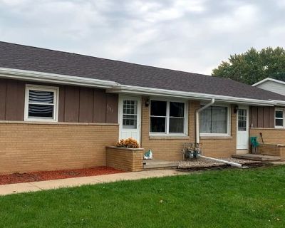 3 Bedroom 1.5BA 1000 ft Pet-Friendly House For Rent in Neenah, WI