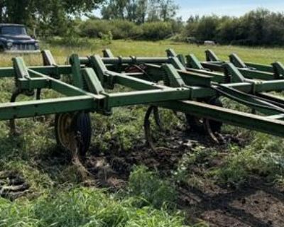 John Deere 1600 chisel plow 16 ft