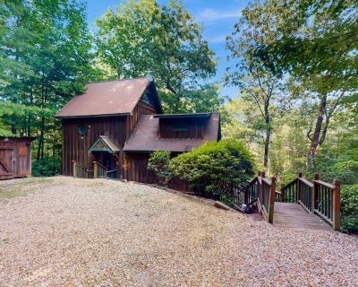 1 Bedroom 1.5BA Pet-Friendly Cabin Vacation Rental in Lazy Days Cabin, Blue Ridge, GA