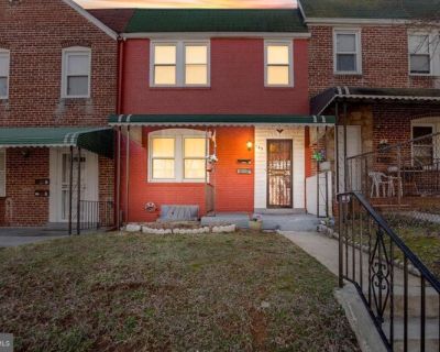 149 Denison St Unit 2. One bedroom one bathroom, 2nd floor unit available. Utilities Included (Gas, Heat, Electric, Water, Internet). Move in ready. Newer washer and dryer, new furnace, and storage room in basement. Hardwood floors, recessed lights, ceiling fan. Back door entry for trash and recycle. Close to St. Agnes Hospital and I-95. Remarkable value. Serious inquires only please.. 1 Bedroo...