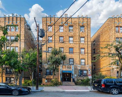 3 Bedroom 2BA 1300 ft Apartment For Rent in Jersey City, NJ