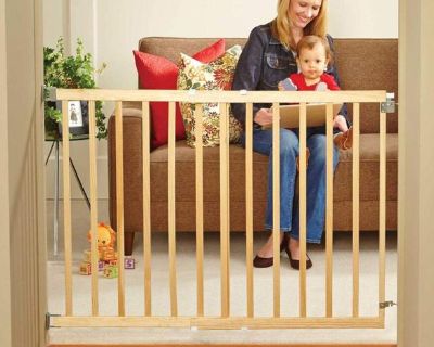 New deluxe wood stairway safety gate