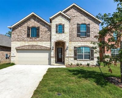 8129 Lindheimer Lane. Welcome to this home in The Preserve at Honey Creek! This spacious lease offers an open floor plan filled with natural light, creating a warm and inviting atmosphere. The living room features a cozy gas fireplace, perfect for those chilly nights. The kitchen is a chef s dream with shaker cabinets, stainless steel appliances, and a gas cooktop. Plus, the refrigerator is inc...