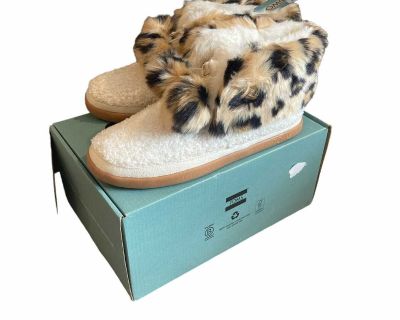 Tom s ladies slipper boots size 8.5. Brand new in the box!