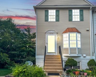 3 Bedroom 2BA 1304 ft Condo For Sale in Chantilly, VA