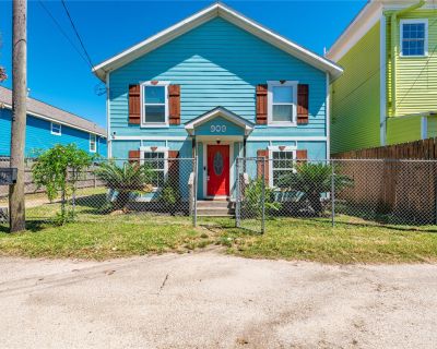 6 Bedroom 2BA 1680 ft² Furnished Home For Rent in Galveston, TX