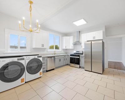 685 37th Street # 687. Property for Rent in Oakland, CA for $2,649 with 2 bedrooms and 1 full bath. This 921 square foot property was built in 1906 on a lot size of 0.108815.. Discover comfort, charm & convenience in this beautifully refreshed 2-bedroom, 1-bath upper unit located in the Longfellow/Temescal neighborhood. Freshly repainted & thoughtfully updated, this light-filled home showcases ...