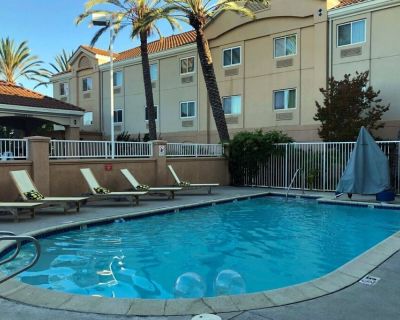 Wonderful Stay! Cozy and Clean Unit, Pool, Parking, Near Airport - San Carlos