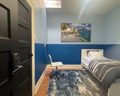 Furnished Room for Rent - NOW - Furnished room, in a priv. house/Sunnyside