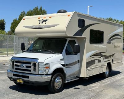 2015 Ford E350 Super Duty Cutaway Cutaway Van 2D