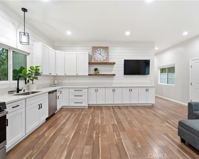 2 Bedroom 2BA 1200 ft Apartment For Rent in Tarzana, CA