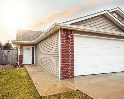 3 Bedroom 2BA 1092 ft Pet-Friendly Apartment For Rent in Valley Center, KS