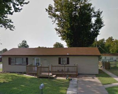 3 Bedroom 1.5BA 1464 ft Pet-Friendly Apartment For Rent in Arkansas City, KS