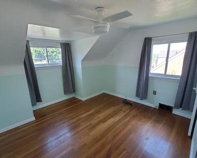 Available on: now. Unfurnished. Pet friendly. Parking available * Internet included * Cat friendly * Students welcome * 40+ years welcome Emily will require background checks for this room Learn more. I have a private bedroom that is unfurnished. I am planning on remodeling a bedroom in the basement that has a walkout to the driveway. I will eventually have you move down there once I get it all...