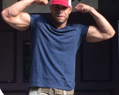 $700 /month. Age: 45 * Any pets?: No * Occupation: Professional * Gender: Male. Non-smoking room preferred. Pets are fine. No preference specified. Age preference: 25 - 50. Looking in: Central Phoenix , East Valley , North Phoenix , Scottsdale , South Phoenix , West Phoenix , West Valley. Hi there! Looking for a roommate in Phoenix. I'm a 45-year-old professional seeking a room ASAP and hoping ...