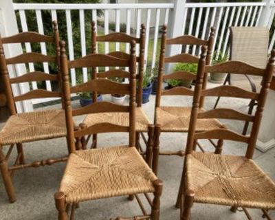 5 country style chairs with wicker seats