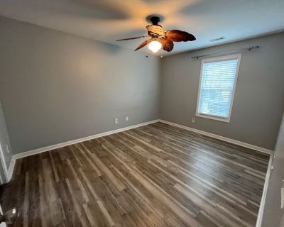 Spacious primary bedroom in 3bed2bath house!