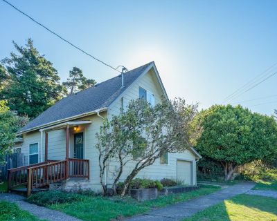 2 Bedroom 2BA Pet-Friendly House Vacation Rental in Dunrovin Vintage Beach Cottage, Port Orford, OR