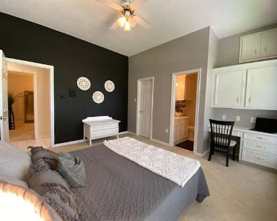 Private room with own bathroom in a House with 1 roomie, Magnolia, TX 77354