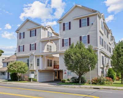 3 Bedroom 2BA 1750 ft Condo For Sale in Stamford, CT