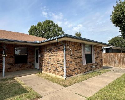1321 Darr St. Private 2 car garage! Available for an immediate move in now! New TRANE central heat and air conditioner unit! This half duplex is a two-bedroom, 1 full bath, 1 half bath, 2 car garage, laminate floors in bedrooms and living area, covered front and rear porch, ready for immediate move in! Convenient location. Landlord requires tenants make at least $3, 300 or up monthly income, ve...