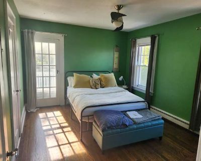 Available on: now. Furnished. Pet friendly. Parking available * Internet included * LGBTQ+ friendly * Cat friendly * Dog friendly * Children friendly * Students welcome * 40+ years welcome. Nice size bedroom with access to the deck and unobstructed view of the Hudson river. The house is very quiet, one full bath + 1/2 bath. The house is spacious with total of 4 bedrooms (the other two rooms wil...