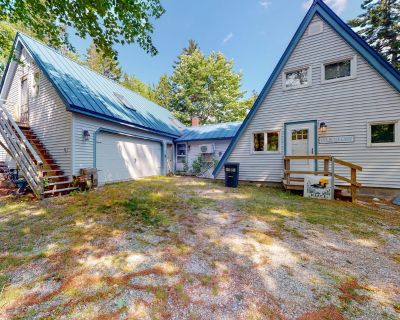 3 Bedroom 1BA Pet-Friendly House Vacation Rental in Camp Overlook, Franklin, ME