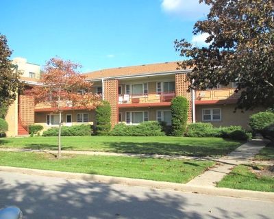 33 N CLIFTON Avenue, 101. BEST APT BLDG LOCATION IN PARK RIDGE! LARGE 1st FLOOR END UNIT ON SIDE STREET, THIS APT HAS THE MOST PRIVACY IN THE BUILDING, ONLY 2 BLKS TO UPTOWN/TRAIN/SHOPPING/RESTAURANTS/FFC EXERCISE FACILITY!! HALF BLOCK TO WALGREENS! NO STAIRS, NEWLY REMODELED! HEAT/WATER/STORAGE INCLUDED. NEAR CENTER OF TOWN, IMMEDIATE POSSESSION, PROFESSIONALLY CLEANED, QUIET SOUND PROOF BUILD...