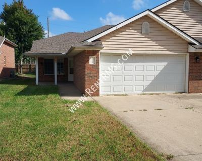 4220 SW 33rd Terr. ***MOVE-IN SPECIAL - $500 OFF 1ST FULL MONTH** Now available is this beautiful 3 bedroom and 2.5 bathroom split-level townhome. There is carpet and tile flooring throughout with plenty of storage space. The kitchen comes with all major appliances for your use and there are washer/dryer hook-ups downstairs. Convenient to I-75. Schedule your showing today! - Lease Must Renew Ap...