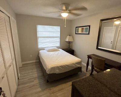 Private room with shared bathroom in a House, Buenaventura Lakes, FL 34743