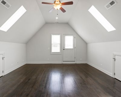 2 Bedroom 2BA Pet-Friendly Apartment For Rent in Chicago, IL