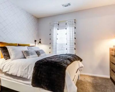 B1 - Private Room (2 Bed 2 Bath) - A (Has an Apartment). Room in the 1 Bedroom 1BA Apartment...