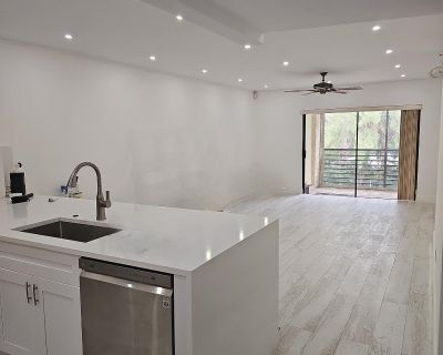 2 Bedroom 2BA 936 ft Condo For Rent in Pompano Beach, FL