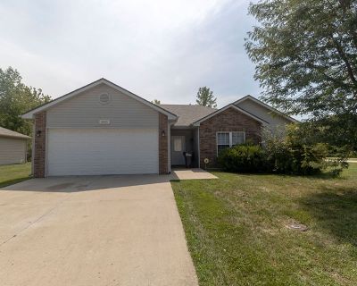 3 Bedroom 2BA 1393 ft Pet-Friendly House For Rent in Columbia, MO