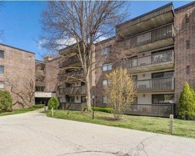 2 Bedroom 1BA Condo For Sale in Gurnee, IL