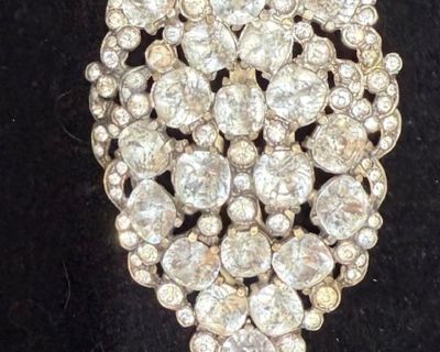 LOT 23: Large Rhinestone Dress Clip with White Stones. Pickup will be at a private residence in Round Rock, TX. Winning Bidders will be given the address. Pickup Shipping is available in the continuous United States. Items not picked up or left without arrangements to ship will still be charged and forfeited 48 hours after last pick up day.