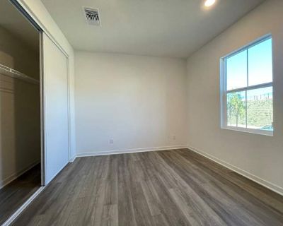 Private room with shared bathroom in a House, Lake Elsinore, CA 92532