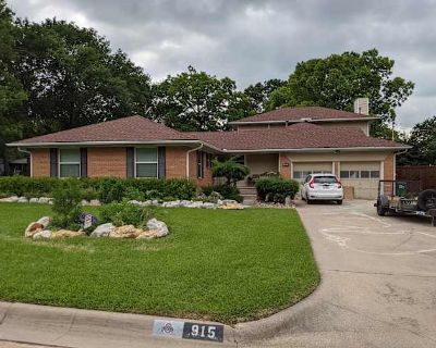 Private room with shared bathroom in a House with 3 roomies, Denton, TX 76201