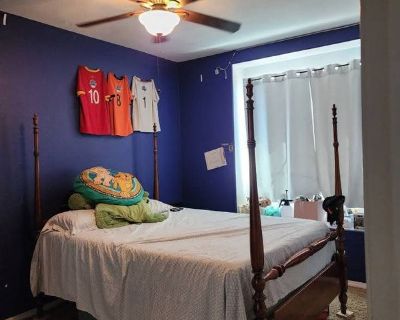 Private room with shared bathroom in Eastvale. Very close to elementary,middle and high schools. Shopping center across the street, park within walking distance. Looking for someone clean and family oriented. I live in my home with my 6 yr old, a tenant and her 10yr old, and a tenant and her 5 yr old daughter. We get along very well. My parents are here during the week, to help me with my son, ...