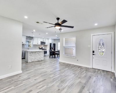 Deposit: $237.00 * Utilities included?: Yes * Fees apply?: Yes. References are not required. Non-smoking. Furnishings: Furnished * Disabled access: * Living room: shared. Availability Available Nov 04 2025 Minimum term 1 month Maximum term None. Private furnished room for rent. Enjoy living in a newlyrenovated House. This highquality home is decorated with modern touches while providing the bas...