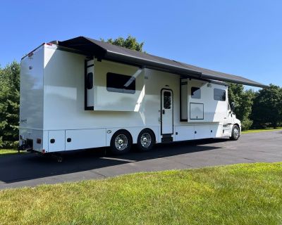 2023 Renegade Classic 45 Freightliner !!6,209 MILES!!