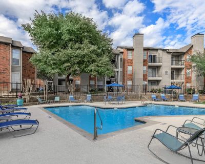 2 Bedroom 2BA 976 ft Apartment For Rent in Benbrook, TX