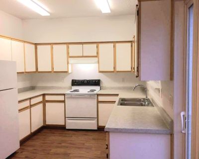3 Bedroom 1.5BA 1054 ft Pet-Friendly Apartment For Rent in Harrisburg, OR