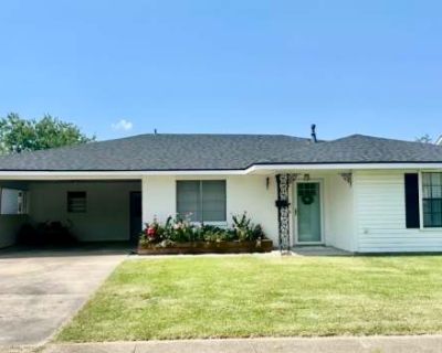 2 Bedroom 1.5BA 1378 ft Apartment For Rent in Lake Charles, LA