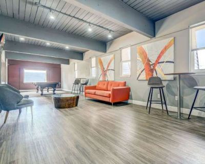 2 Bedroom 1BA 820 ft Pet-Friendly Apartment For Rent in Aurora, CO