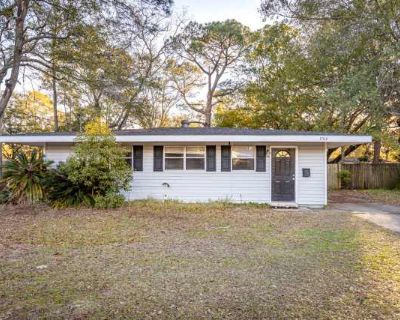 3 Bedroom 1BA 850 ft Pet-Friendly Apartment For Rent in Pascagoula, MS