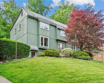 4 Bedroom 2.5BA 2324 ft Pet-Friendly Apartment For Rent in Upper St. Clair, PA