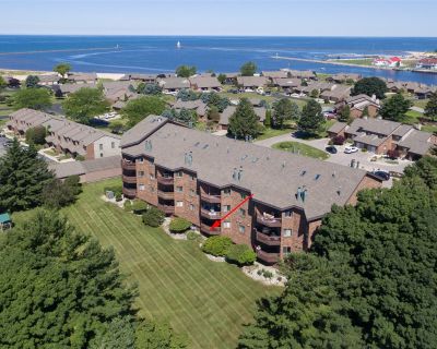 2 Bedroom 2BA 1038 ft Condo For Sale in Ludington, MI