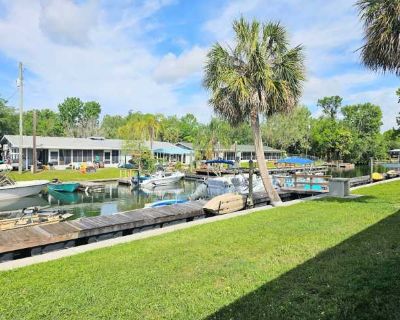 1 Bedroom 1BA 600 ft Furnished Apartment For Rent in Crystal River, FL
